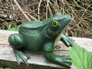 Schöner gusseiserner Frosch, passt gut zum Teich!